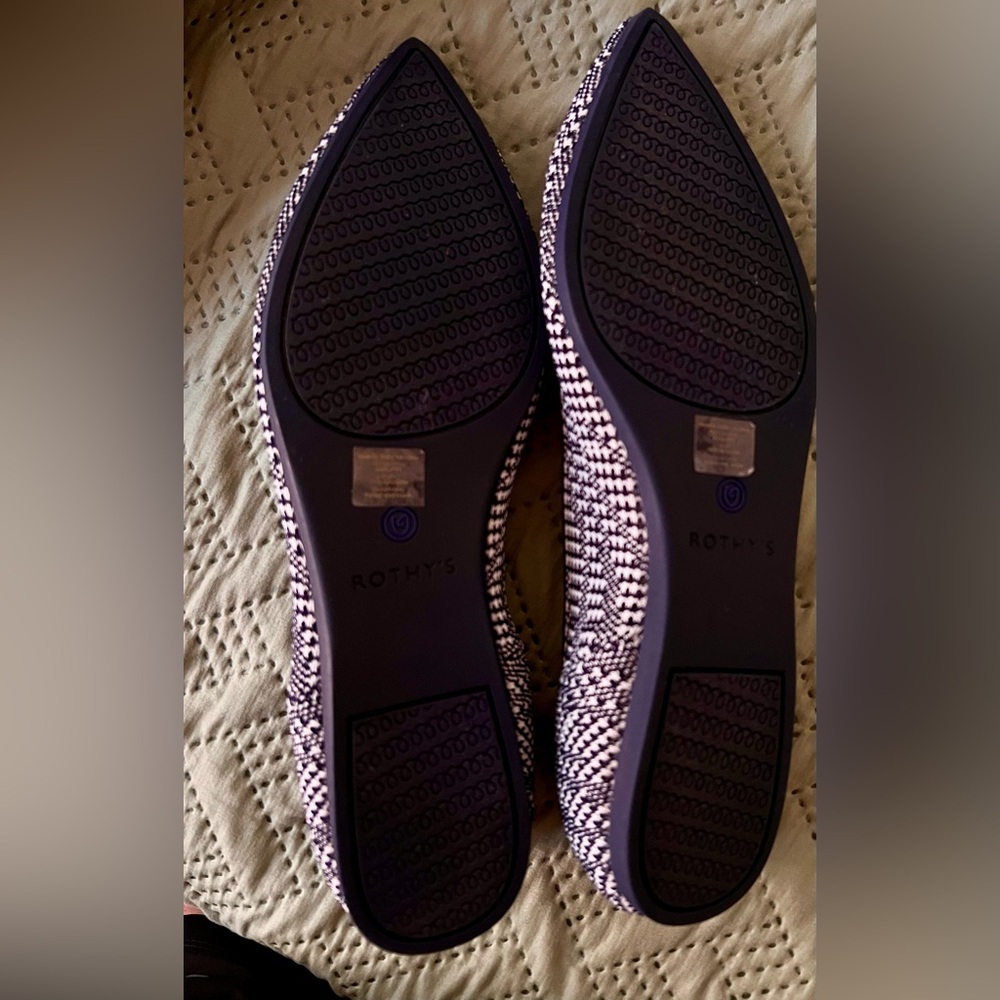 Rothy's Navy Houndstooth Point in Flat
Shoes 8.5 - Picture 3 of 9